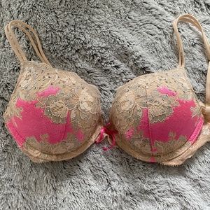 Victoria’s Secret 32C Very Sexy plunge